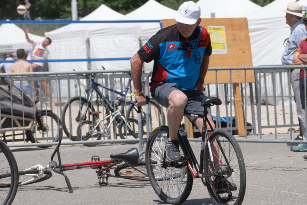 personne roulant sur un fixie à l'envers