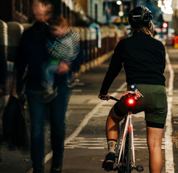 Mise en contexte d'un éclairage arrière pour vélo rouge dans la ville