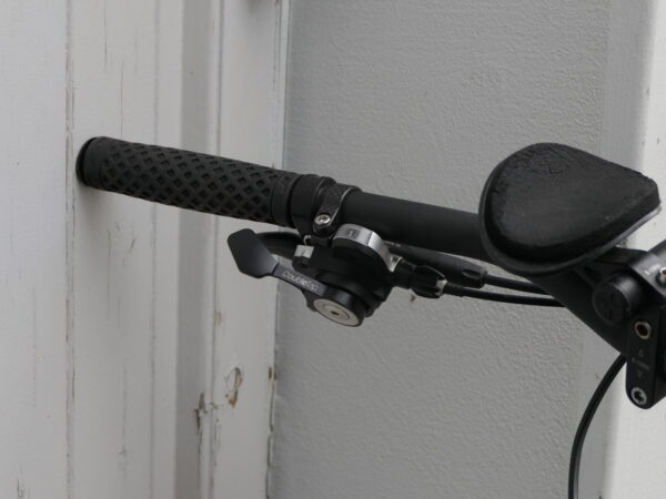 poignées noir sur guidon noir avec shifter sram double tap