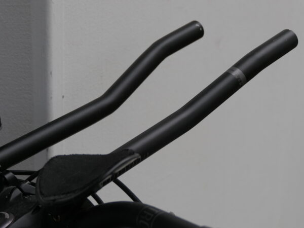 prolongateur aero noir sur guidon de vélo