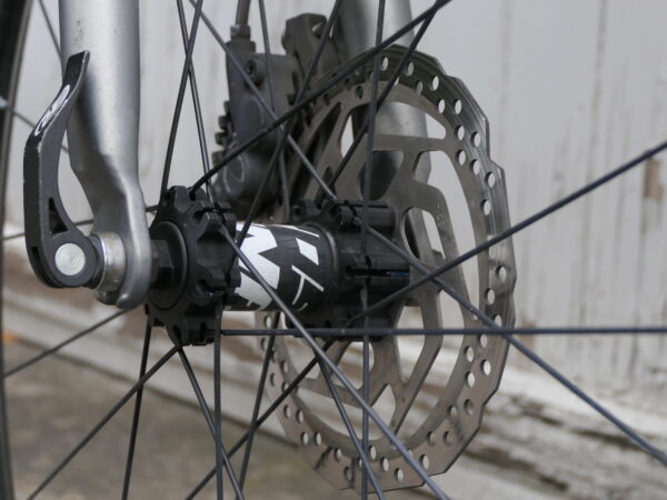 moyeu mavic de roue avant avec disque 160 de diametre sur une fourche grise.